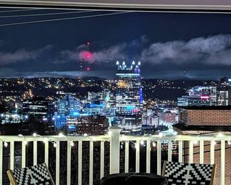 HostWise Stays Skyline City Views & Rooftop Bar at Mt. Washington - South Heights - Balkon