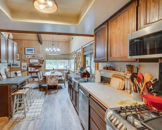 Sunriver Resort Home Near Skiing, Town and Trails - Sunriver - Kitchen
