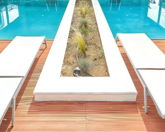 Celine's Rose - Chrisi Akti - Pool