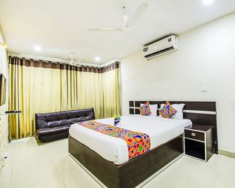 Fabhotel Pride Inn - Hyderabad - Bedroom