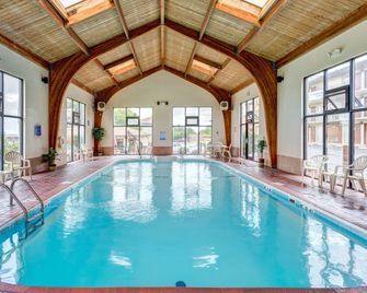 Quality Inn West - ברנסון - בריכה