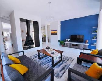 Blue Lily Langstrand Self Catering - Rand Rifles - Sala de estar