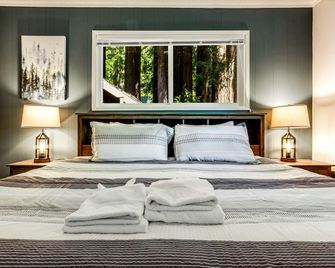 Lazy River Lodge - Hot Tub On the River Kayaks - Guerneville - Bedroom