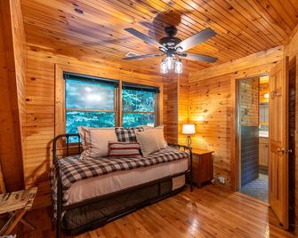 Skylark - Cozy Log Cabin with 3 bedrooms and hot tub- - Banner Elk
