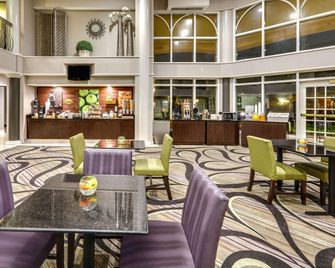 La Quinta Inn & Suites by Wyndham Dallas - Addison Galleria - Addison - Restaurang