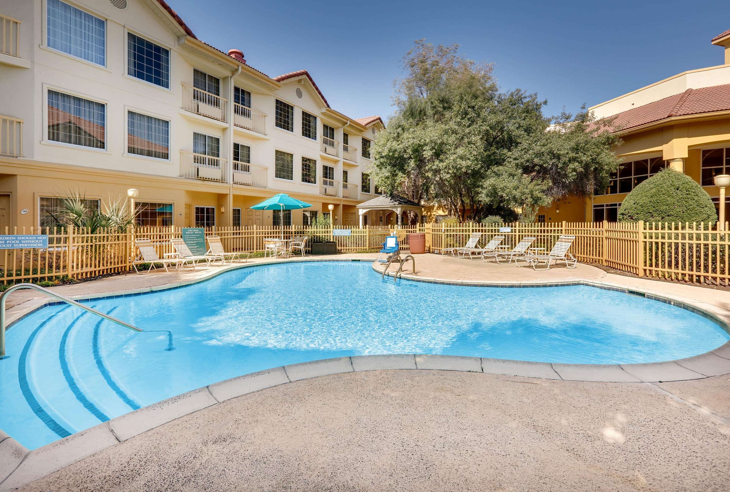 La Quinta Inn & Suites by Wyndham Dallas - Addison Galleria thumbnail 3