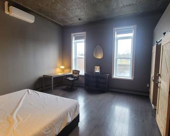 Rustic-Meets-Modern 3BR Stay in Brighton | Walk to Shops & Parks - Brighton - Bedroom