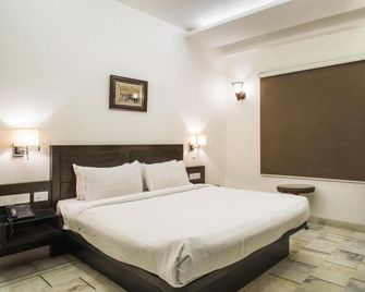 OYO Flagship 77329 Hotel Chandra Garden - Govardhan - Bedroom