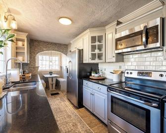 Broad Ripple Vintage Charm: Modern & Cozy Home - Indianapolis - Küche