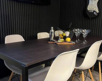 F5 Lägenhetssvit på Österlen med det lilla extra! - Tomelilla - Dining room