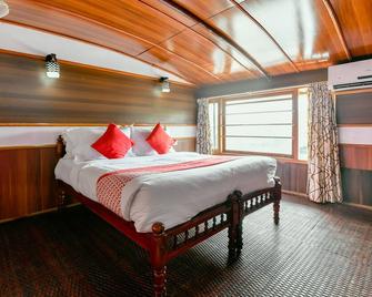 OYO 24920 Indraprastha Royal Castle Sharing Houseboat - Thanneermukkom - Habitación