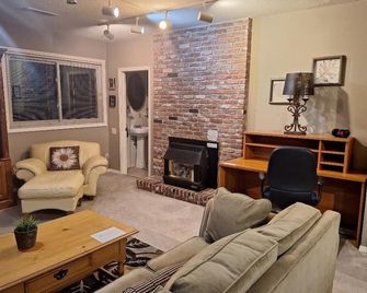 Large In-Law Studio Apartment - West Slope - Living room