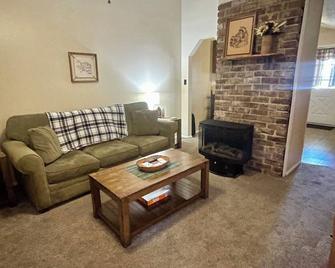 A charming 2 bedroom apartment a few blocks from Dickson college - Carlisle - Living room