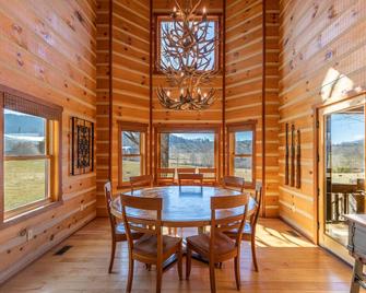 Grand Vista Lodge - West Jefferson - Eetruimte