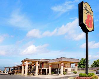 Super 8 by Wyndham Shawnee - Shawnee - Building