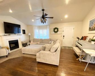 Comfortable/Cozy Home - American Fork - Living room