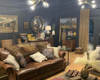 Cozy Cottage Nestled In The Woods Near Willstella Farm Venue - Kernersville - Living room