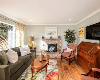 Charming Garden Cottage- steps to historic Old Town Half Moon Bay - Half Moon Bay - Living room