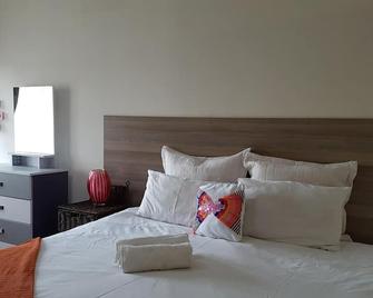 Lolos Cosy One Bedroom Apartment - Harare - Bedroom