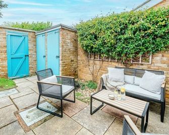 3 bedroom-house -3mins to beach- PetsOk - Lymington - Patio