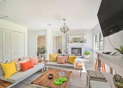 Chic New Magnolia Springs Home with Dock, Beach - Foley - Wohnzimmer