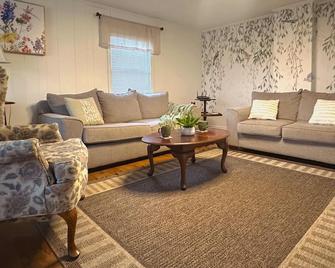 2br | Pet-Friendly | Fenced Yard | Near Wineries - St James - Sala de estar