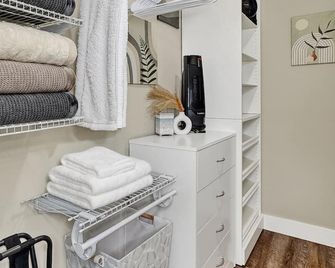 Private Studio - 5 Min To Dt - Self Check-In - 75 Inch Tv - Williams Lake