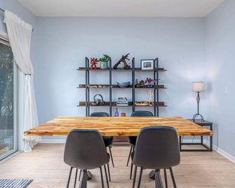 Modern Townhome W/ Private Patio Near Rtp - Morrisville - Dining room