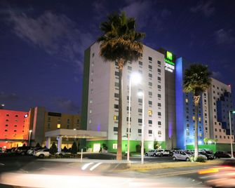 Holiday Inn Express & Suites Toluca Zona Aeropuerto By IHG - Toluca - Rakennus