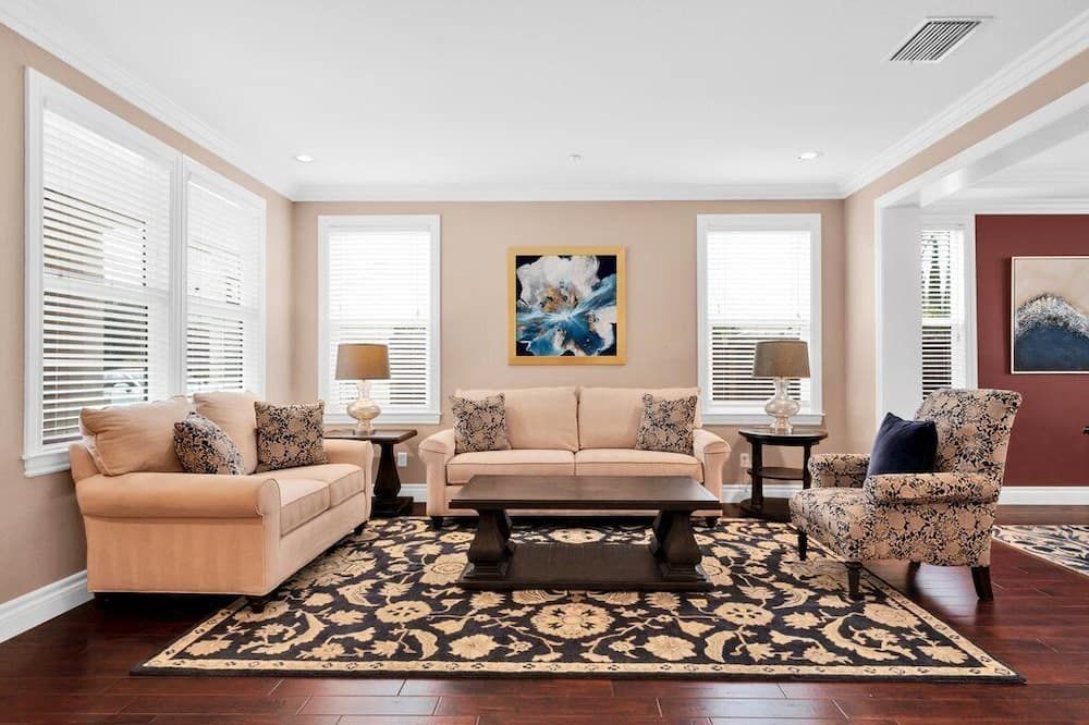 Brentwood Posh 5-Bedroom w/steam shower near hwy - Brentwood - Huiskamer