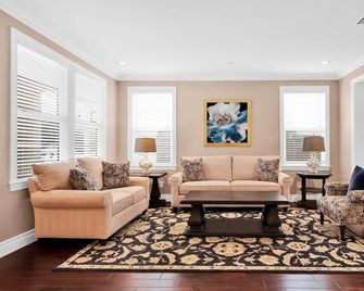 Brentwood Posh 5-Bedroom w/steam shower near hwy - Brentwood - Huiskamer