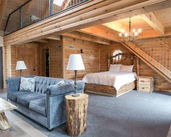 Luxury Lodge Suite with Jacuzzi - Near Berlin Ohio - Berlin - Bedroom