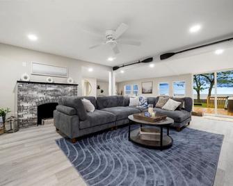Park- Entire Home Sleeps 21 - Sylvan Beach - Sala de estar