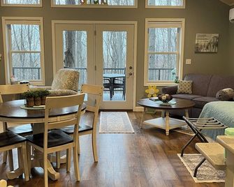 Be at home in the trees. - Thompsonville - Comedor