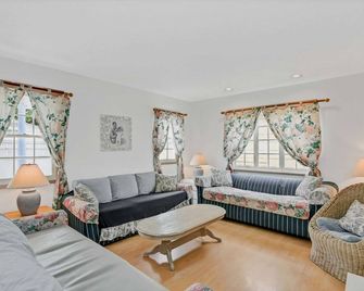 Best Value on Balboa Island, Classic Cottage w/Amenities, Walk to Beach and Marine Avenue - Newport Beach - Living room