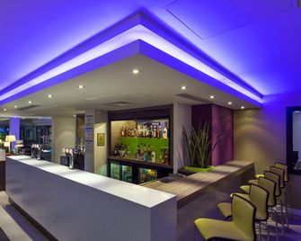 Holiday Inn Express Harlow By IHG - Harlow - Bar