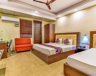 Capital O 8982 Surya Residency - Dehradun - Ložnice