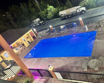 Home Town Inn & Suites - Crestview - Uima-allas