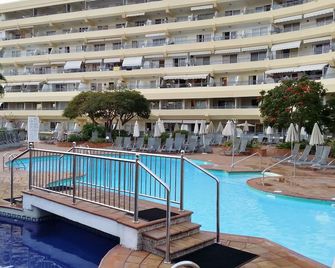 1 Bed Hotel Apt. in Costa Adeje, Few minutes walk to Beach, Shops & Restaurants - Adeje - Piscină
