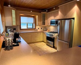 Spacious Eagle’s Nest Cabin – Lakeside Escape at Our Gathering Place - Lac la Hache - Kitchen