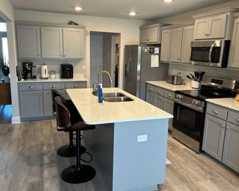 Spacious 4-Bedroom, 2-Bath Home in Crestview, FL - Perfect for Families & Groups - Crestview - Küche