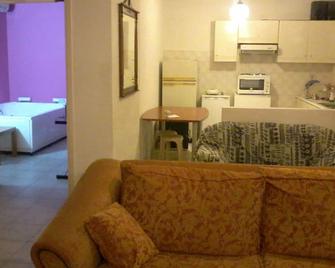 Fully Detached Private Floor In Marousi With Jacuzzi Suitable For Big Groups Too - Marousi - Living room