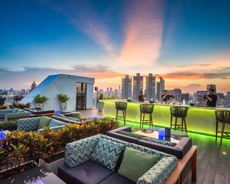 سكاي فيو هوتل بانكوك - اعتماد SHA Extra Plus - بانكوك - شرفة