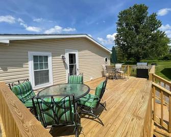 Halvorsen Hideaway 3 BR home near Letchworth Park - Portageville - Balcony