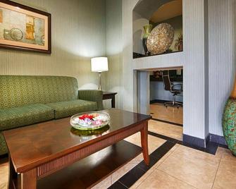 Executive Inn & Suites - Marlin - Living room
