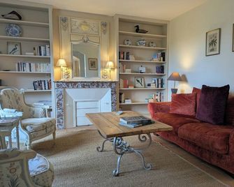 Property with swimming pool and tennis in an exceptional setting (30' Deauville) - Beuvron-en-Auge - Sala de estar