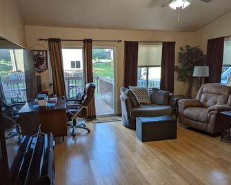 Cozy home with easy access to Sturgis/Deadwood/Rapid City!! - Summerset - Living room