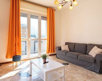 Spacious Apartment with Panoramic Views in Lecco - Lecco - Living room