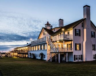 Lighthouse Inn - West Dennis - Building
