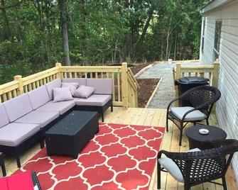 Escape the City! Plain Outside; Gorgeous Inside; Huge Horse/Cattle Farm - Gordonsville - Balcón